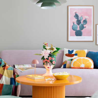 Puuvalmiin rakennussarjan voi käsitellä haluamallaan tavalla, vaikka seinän sävyyn sopivaksi tai huoneen väripilkuksi.