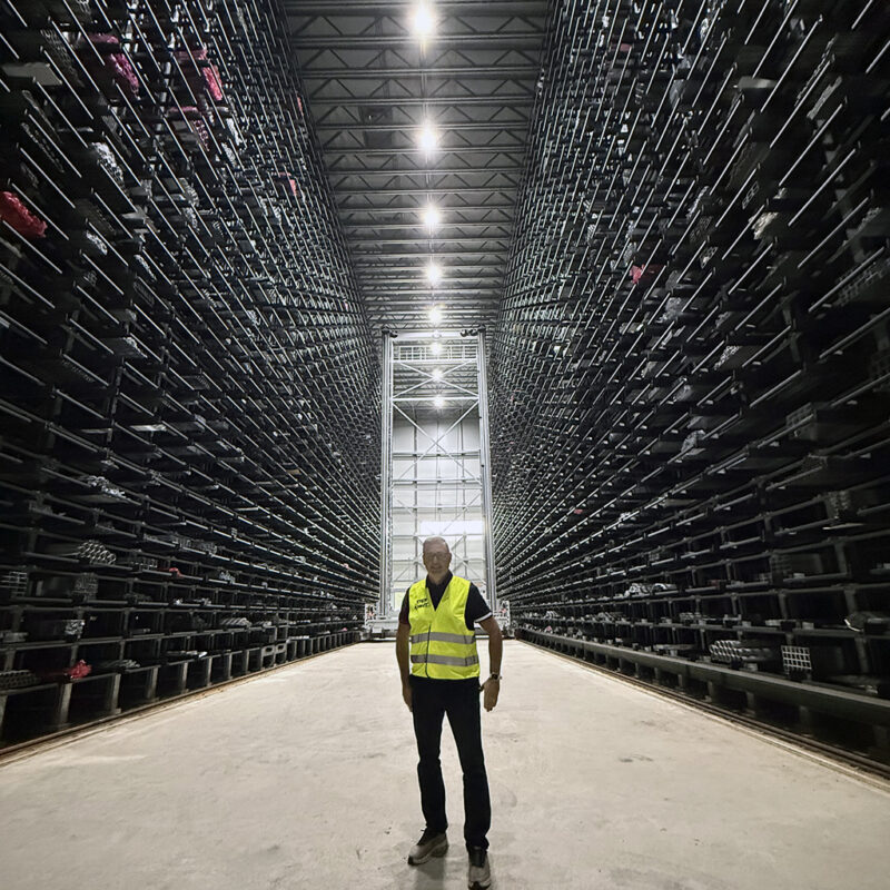 Automaattista varastointia ja nopeaa keräilyä tarjoavassa laitteessa on 2 600 paikkaa ja sen maksimikapasiteetti on 7 800 tonnia. Se tarkoittaa 278 rekkakuormallista terästä.